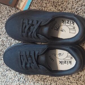 Black Kizik Kids Prague Shoes, Size 13C. Hands free!